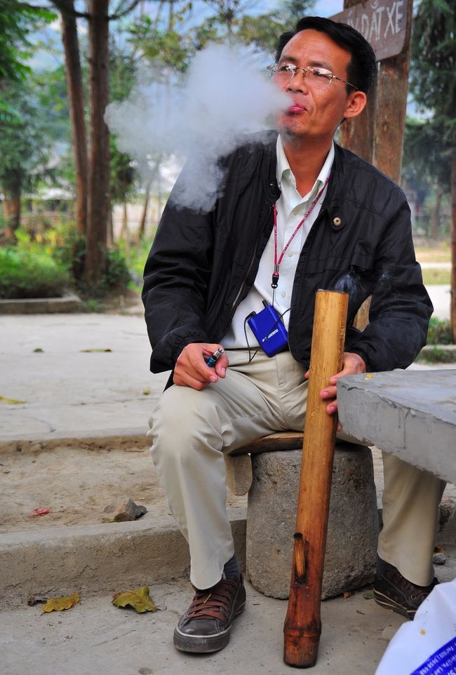 従って、<br />水中を通過した煙を吸うことになります。<br /><br />イスラム圏の水タバコと同じ原理ですが、<br />イスラム圏の器具のように装飾的な器具は、<br />今回旅行では見ませんでした。