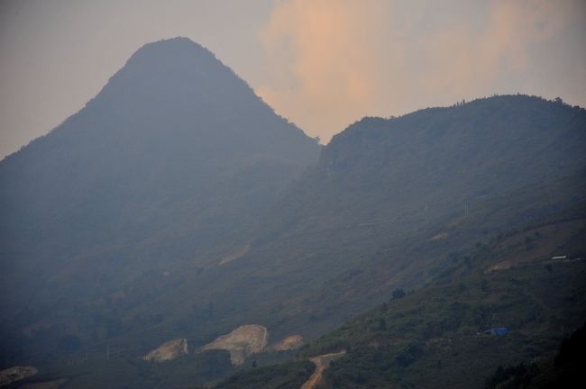 遠くの山にかすかな夕焼けです。