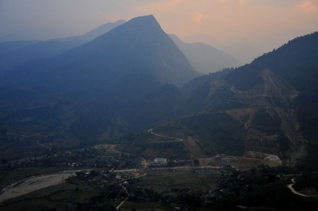 村を離れ、サパへの道路に上がりました。
