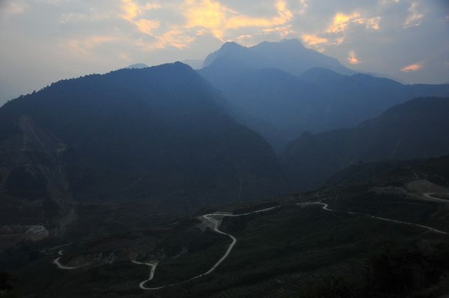 道路だけが妙に白く見えています。