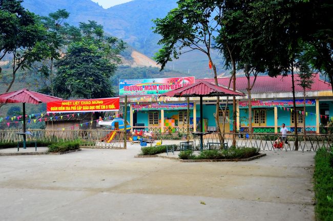 奥は幼稚園。<br /><br />幼稚園は多いです。<br />女性が安心して農作業に出るために役立つのでしょう。<br />子どもの事故防止にもなりそうです。