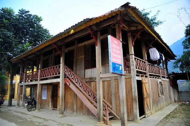 高床式の建物の１階部分に壁を張った、寄宿舎。