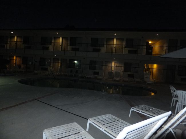 何棟かあり、真ん中にプールがありました。