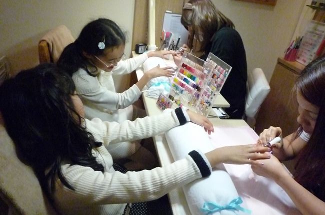 ＜１日目＞<br />ホテル到着後、早速女子はネイル。親子ネイルで５０００円でした。<br />この日の夕食はアクアベルのバイキング。大きなサーロインが提供されて、肉ラーの次女が目をキラキラさせてお代わりしていました。<br />写真がないのですが、お食事はどれも美味しかったです。