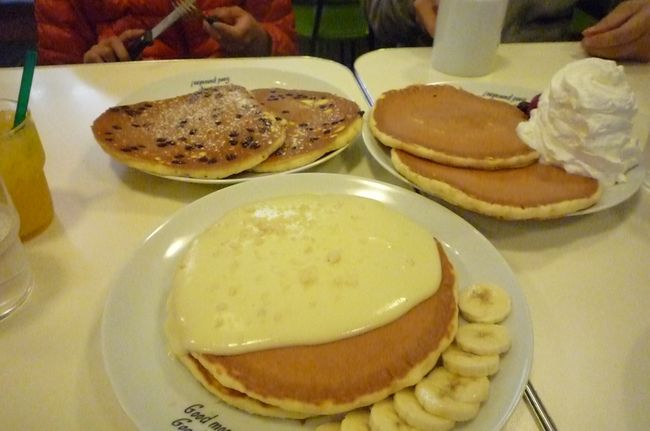 ＜２日目＞<br />翌朝は、絶対行くぞ！と(一人で)心に決めていたホテル近くのパンケーキハウスへ。<br />パニラニ。<br /><br />私はハワイに行ったことが無いので、憧れのナッツソースを。<br />初めての味でした。美味しかったです。