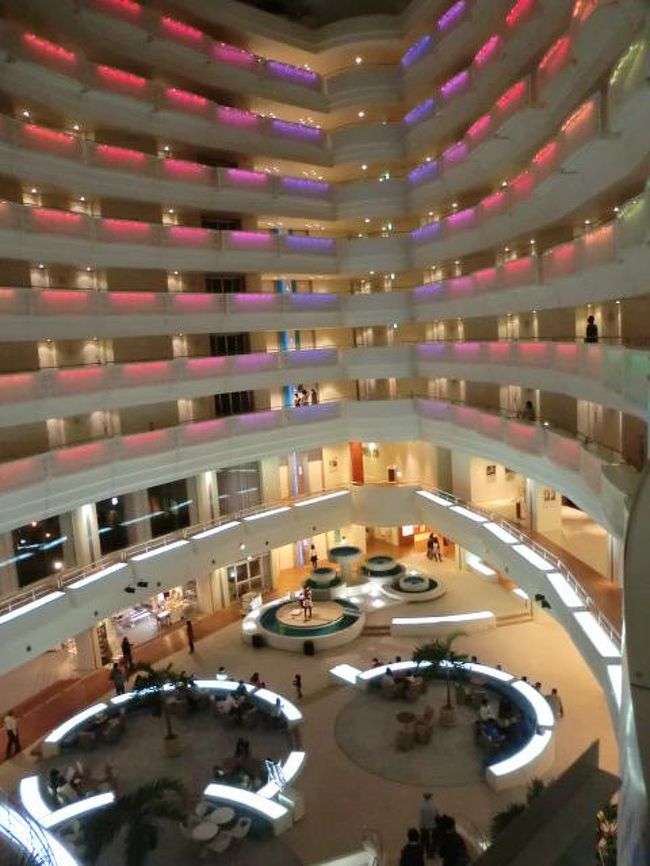 夜になると館内も電飾でキレイです。