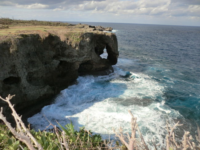その後、久しぶりに万座毛へ。相変わらず風が強いです。<br />海は綺麗なブルー。