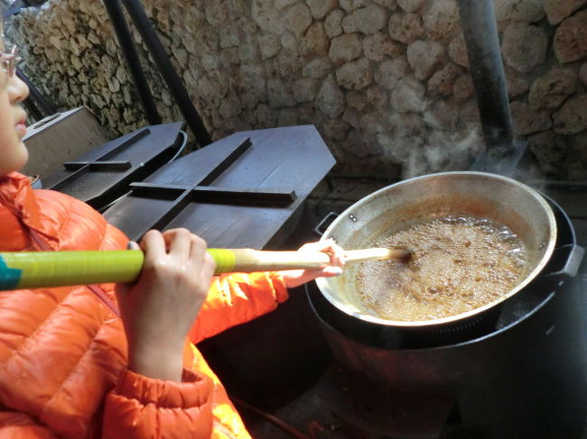 むら咲き村で、黒糖作り体験をしました。祖父が黒糖好きなのでお土産にするって。<br />まずおじさんがサトウキビや黒糖づくりの基本情報を教えてくれます。<br />それから、すでに絞ってあるキビ汁をかき混ぜます。ぶつぶつ沸騰しています。約１２０度。
