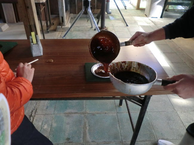 さらに注いで、箸でかき混ぜます。空気を含ませると黒糖に、そのまま固めると飴になるそう。また、かき混ぜすぎるとサラサラの粉になるそうです。<br /><br />写真のサイズで８２０円でした。おじいにお土産で渡すと、おいしい美味しいって三日で食べきってました。倍量のお得セットにすれば良かった・・・と後悔。