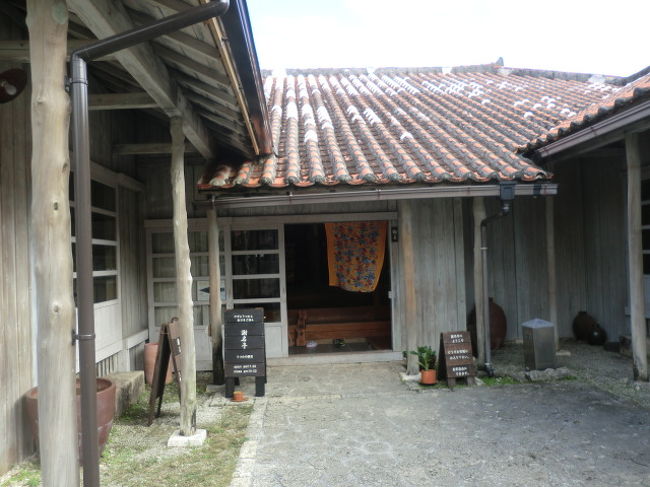 ちょうどお昼頃なので、敷地内「識名亭」でおそばを。<br />沖縄そばってやさしい味だから、子供も好きみたいで連日食しても平気みたいです。結局毎日食べました。