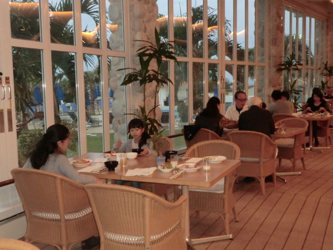 最終日の朝食<br /><br />初めてテラスに案内されました。