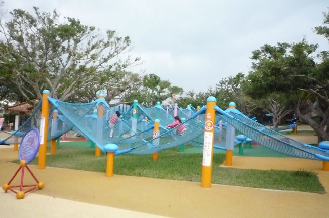 それから久しぶりの美ら海水族館へ。<br />前回来たときは雨だったので、遊べなかったプレイスペース。