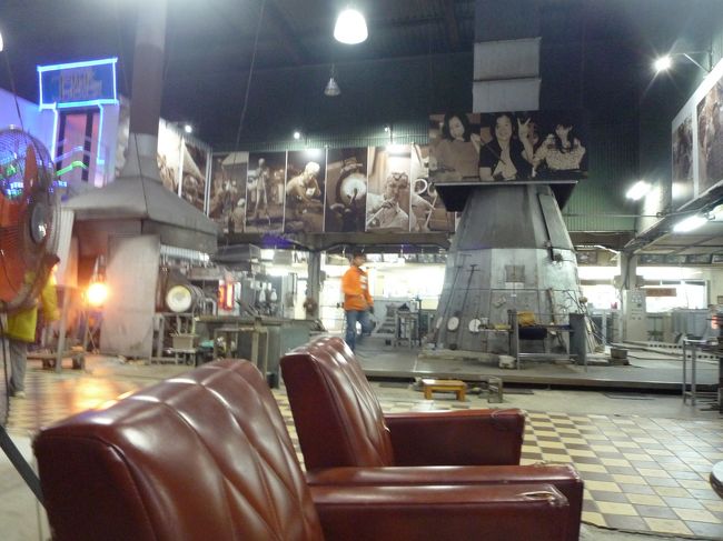 そのあと琉球ガラス吹き体験へ。吹きガラス自体は１０分ほどで終了なのですが、色や形、大きさを決めるのにものすご〜く時間がかかります。