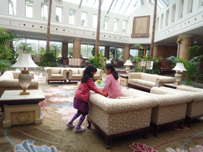 マリオットのロビー<br /><br />本当はリッツカールトンのアフタヌーンティーの予定でしたが、何しろおなかがなかなか減らなくて。。。。残念ながら断念。