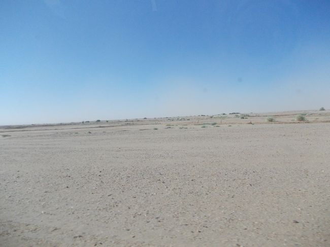 カリマ近くのマラウィという所のホテルに移動する。<br />何もない大地が延々と続く。