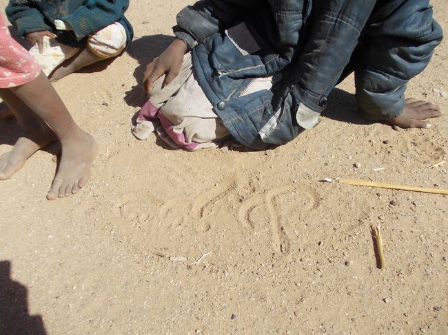 学校にも行っていないけど、自分の名前のアラビア語を書いてくれた。