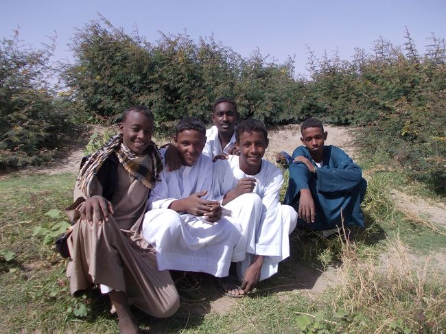 ナイル川の傍で音楽に合わせて踊っていた少年達。<br />自分達の方から写真撮ってーって言ってきた。