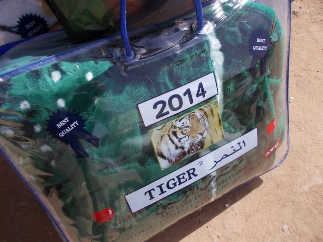 毛布がこのようなバッグに入れて売ってあった。<br />素晴らしいデザインにシャッターを切ると、ガイドは不思議な顔をした。