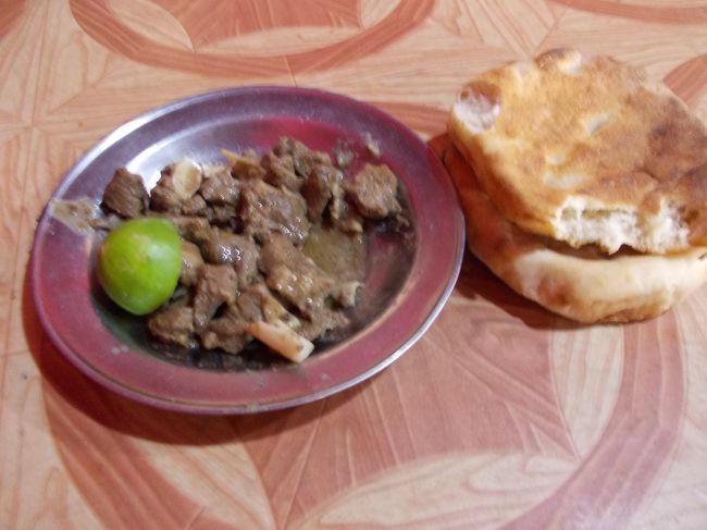 お昼ご飯。汚いテーブルにパンを直に置かれ、ハエがめっちゃたかる。