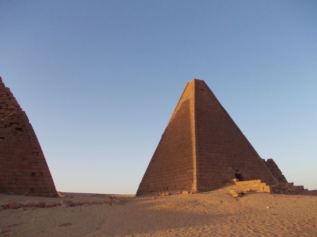 小さなかわいいピラミッド。