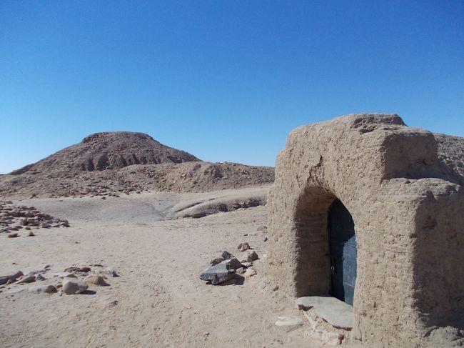 別の遺跡。鍵が掛かっているので、管理人に持ってきてもらう。