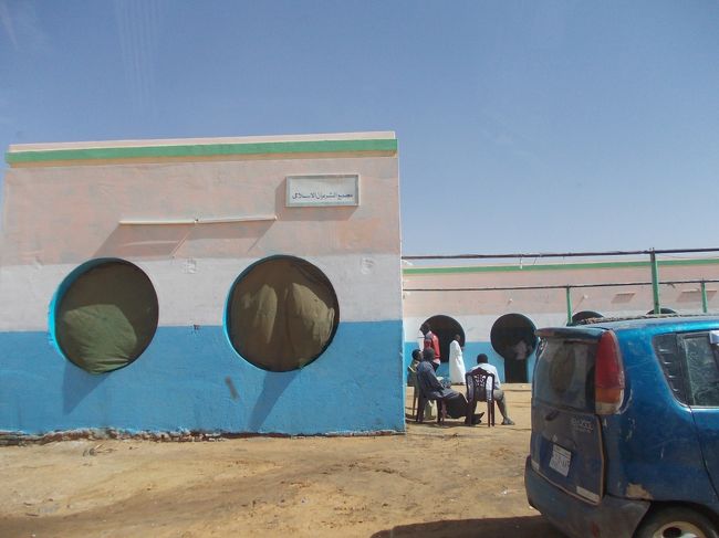 ３時間くらい走った所で、休憩所がポツンとあった。<br />アッタムタム…？というような地名だった。