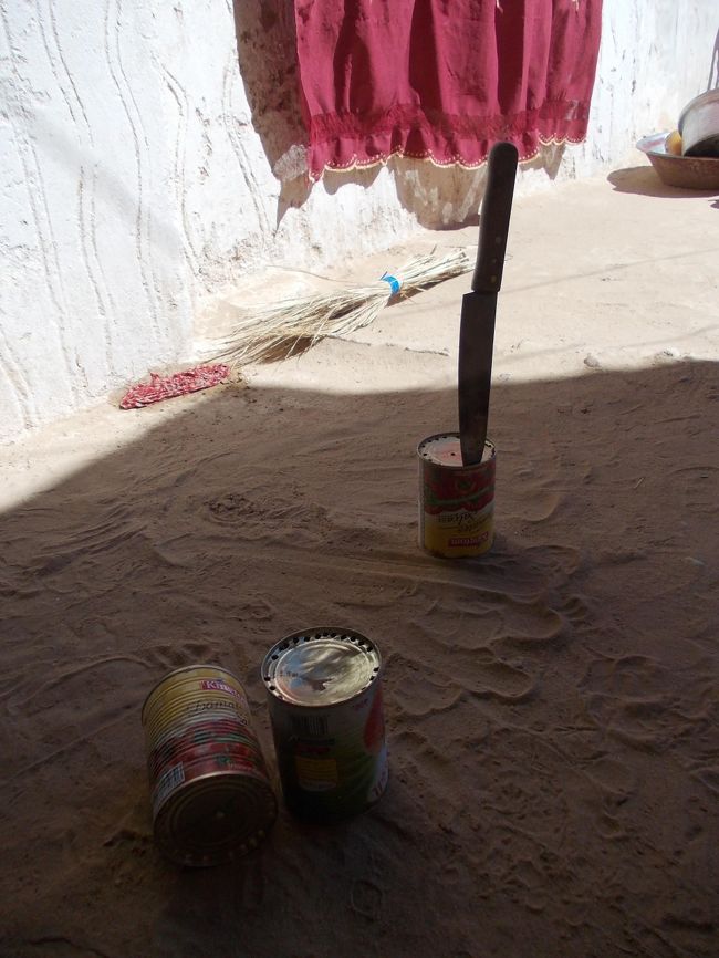 缶詰はこうやって開けているんですね。<br />違うか、、包丁収納だな。