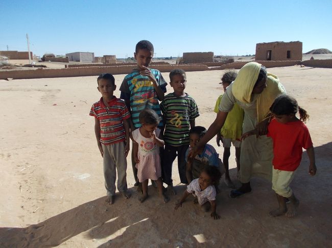 その村の一家族の家を訪問。どんな小さな子でも、やっぱり手を出して挨拶をしてくる。