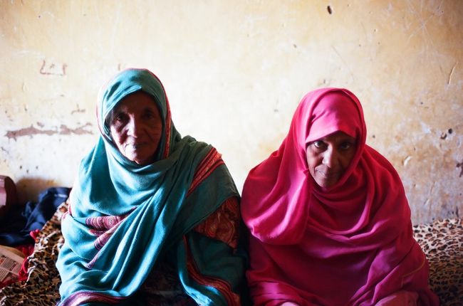 写真を撮る時、女性達は必ずトール（大きな布）を巻き直して整える。<br />綺麗に写りたいという願望はどこでも一緒だな。