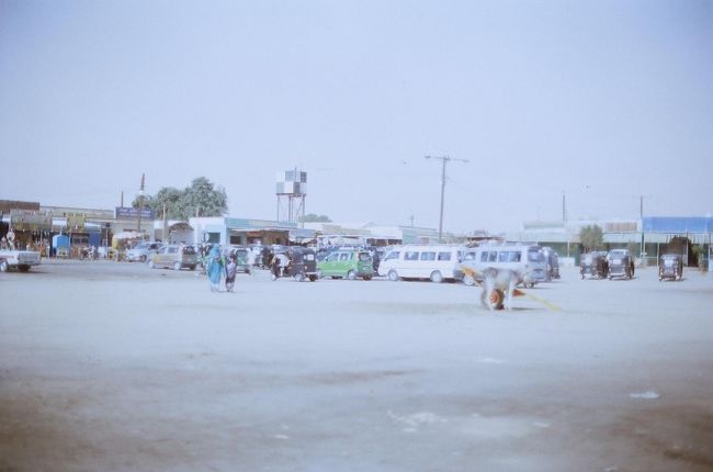 カリマのマーケットへ。<br />線路があって、それを境に旧と新とに別れているらしいが、大して変わりはないと思うぞ。