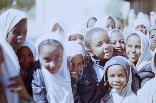 別の小学校を覘いたら、子供達がすごい勢いで駆け寄ってきた。<br />皆手を差し出して挨拶をしてくる。