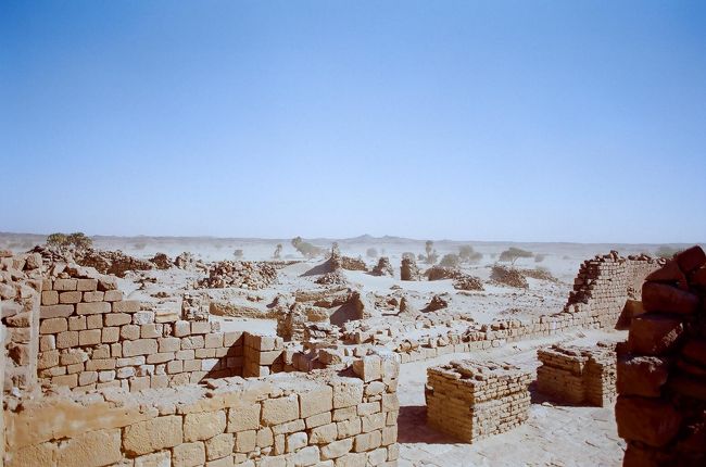 翌日、ホテルから30分くらいのどこかの遺跡に向かう。