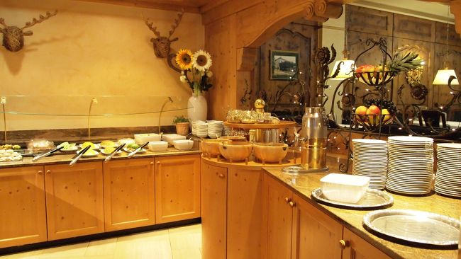 朝食ビュッフェは超充実！<br />朝からシャンパンも飲めるらしい。<br />しかも紅茶はロンネフェルト。<br /><br />朝からたらふく食ってチェックアウトしたら出発！