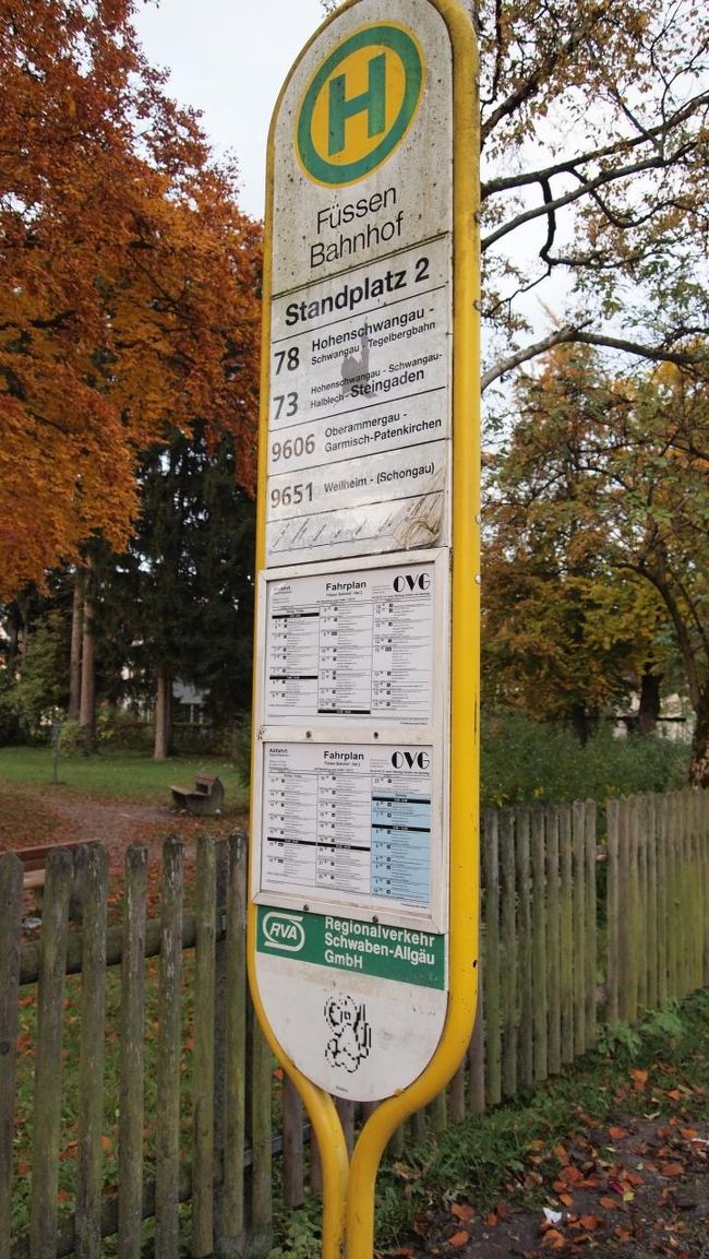 駅前からホーエンシュヴァンガウ行きのバスに乗ります。<br /><br />ノイシュバンシュタイン城のチケットは日本から手配。<br />ホーエンシュヴァンガウ城とのコンビチケットで、<br />朝一番の時間帯を予約。<br />10時からの予約だったので、<br />チケットのピックアップ時間は8：45。<br />余裕を持って8時過ぎのバスに乗ることに。