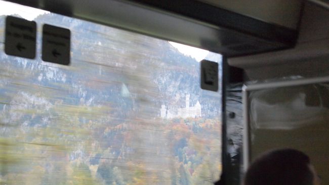 バスの中からもうノイシュバンシュタイン城が見えてきました。