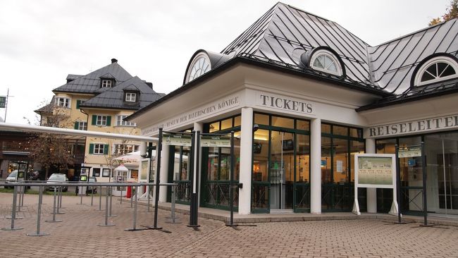 チケットセンター到着。<br />8時半オープンらしくしばらく暇。<br />うろうろして時間を潰し、<br />オープンと同時にチケットをピックアップ。<br /><br />まずはホーエンシュヴァンガウ城の見学からです。<br />見学時間は朝一番の10時〜。<br />ちょっと暇なので、のんびり散歩をしつつ、<br />地図によると30分掛かるという道のりを選択。