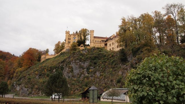 右手に城を眺めながらのんびり登ります。