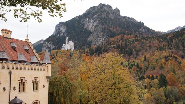 お庭からはノイシュヴァンシュタイン城も見えます。<br />王様はこの城から毎日工事の様子を眺めていたそう。