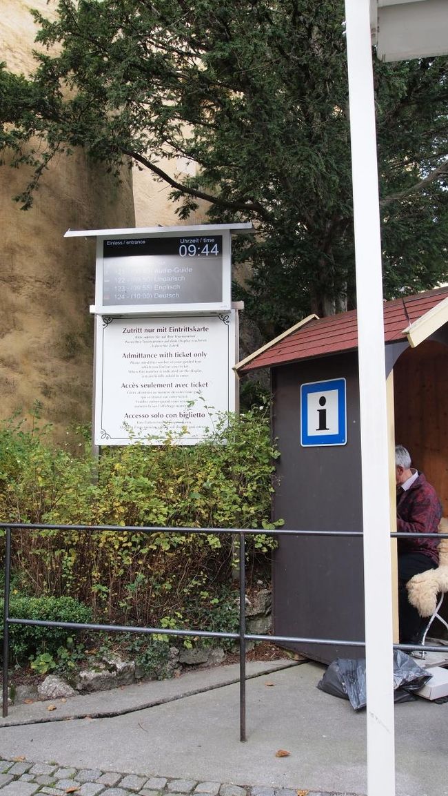 ようやく入場時間になったので中に入ります。<br />朝一番の時間帯。<br />オーディオガイドを聞きながらガイドのお姉さんが案内してくれるので、<br />結構駆け足で進みます。