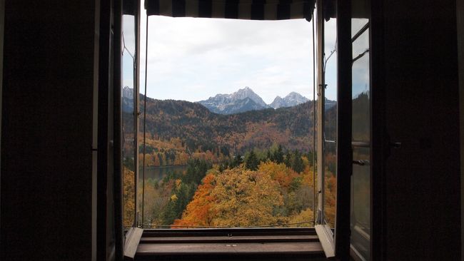 場内は撮影禁止。<br />唯一この窓からのみ撮影可となっています。<br />ガイドツアーは20分程度。<br /><br />次はノイシュヴァンシュタイン城へ向かいます。