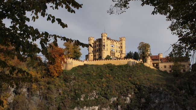 下山しました。<br />ホーエンシュヴァンガウ城とノイシュヴァンシュタイン城の見学スタート時間は<br />およそ2時間くらい間隔が開いています。<br />その間にホーエンシュヴァンガウ城内部の見学と、<br />ノイシュヴァンシュタイン城への移動を済ませるのです。