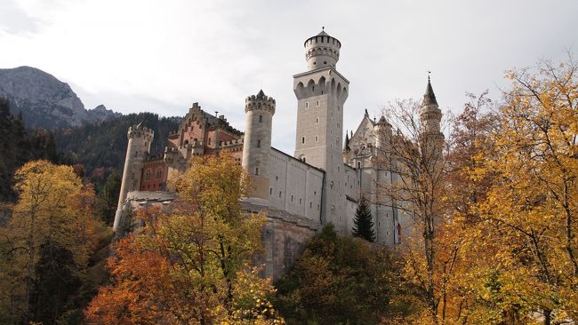 が、私達は20分程度で到着。<br />やはり歩くの早かったのかしら…。<br /><br />ちなみに山道は結構キツイので、<br />バスがあるならおとなしくバスに乗ることをおすすめします…。