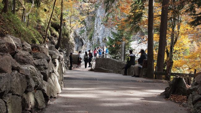 急げ急げ！！！<br />超早足でマリエン橋へ。10分くらいで着きました。<br /><br />橋の上は人・人・人！！しかも超怖い！！<br />高所恐怖症には辛い橋でした…。