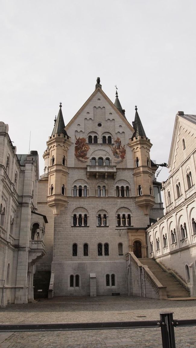 城の中は撮影禁止。<br />ホーエンシュヴァンガウと同じくガイドツアーで進みます。<br />とっても駆け足で進んで行くので残念な感じ。<br />でもお城の中も豪華絢爛で良かったです。