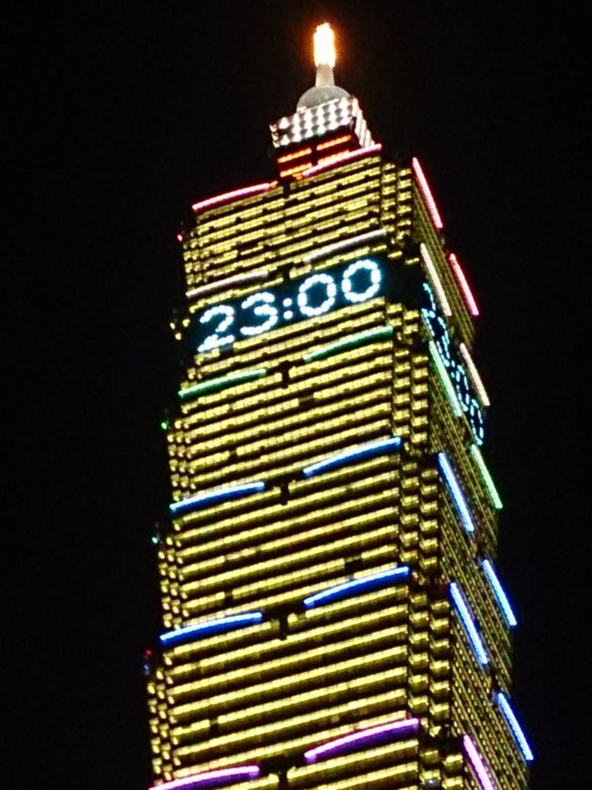 10時位から信義路五段の中央分離帯でスタンバって、カウントダウン花火を見ました。<br /><br />今年も綺麗な花火でした！