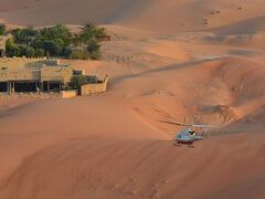 【QASR AL SARAB（カスール・アル・サラブ・デザート・リゾート）ホテル前の砂漠】

どなたか　大金持ちの乗るヘリでしょうか？


