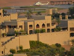 【QASR AL SARAB（カスール・アル・サラブ・デザート・リゾート）ホテル前の砂漠】

あんなところにヘリポートがあったんだ....


※
.....とは言え、日中の日差しは今でも相当強い.....

夕暮れを見に砂漠に出る時は、半そで半ズボンの軽装でも暑いぐらい..でも、一旦陽が暮れると急に冷え込んで大変な事に。

上に羽織るもの、上着を忘れると....凍えて風邪をひく...程、寒暖の差が激しいのが砂漠..。