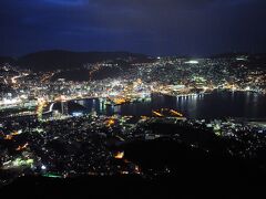 辿り着いた展望台の屋上からは、長崎の夜景が広がった。久しぶりに見たが、やはりに綺麗である。まだ夜の帳が下りたばかりの藍色の空と、宝石を散りばめたような街の灯りが、何とも言えず美しかった。