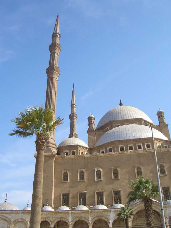 フランクフルト経由でカイロへ向かう。長い移動でホテルに着いたのは夜。翌日から観光に...<br />エジプトの青空に映える「モハメッド・アリ・モスク」。<br />