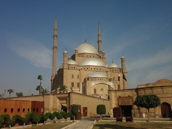 1835年に完成したモスクは大きくて荘厳。